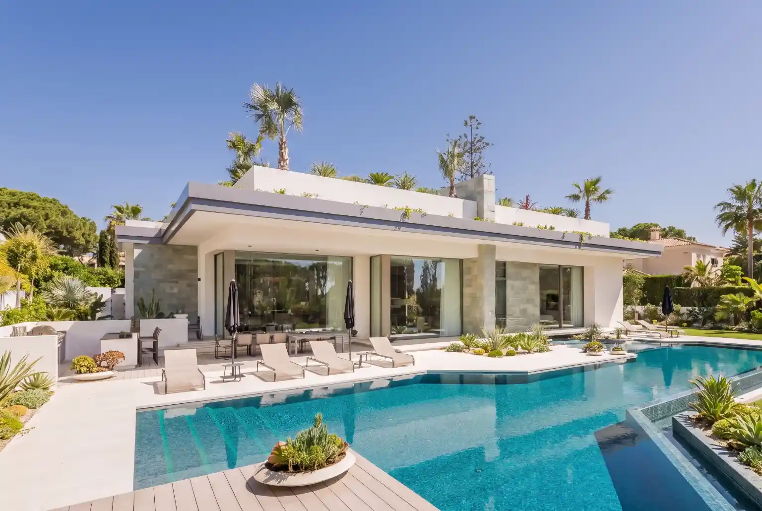 Villa med basseng — alt-tekster skrevet av AI