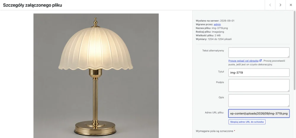 lampa stołowa ze złotą podstawą i szklanym abażurem - optymalizacja zdjęć produktów